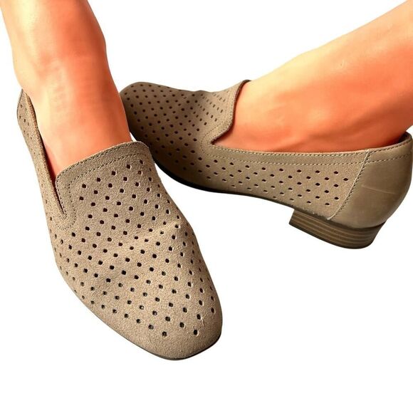 Clarks Collection Women 8M Comfort Casual Beige Leather Slip On Perforated Flats - Picture 1 of 11